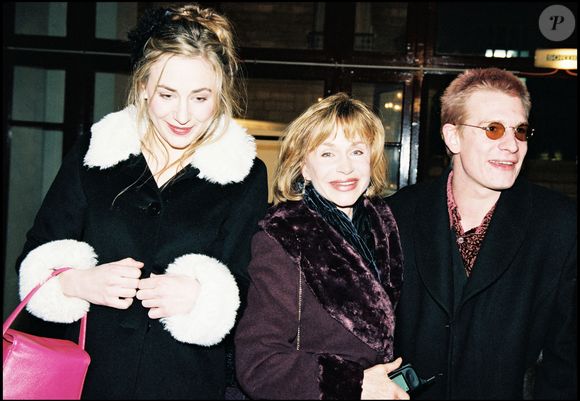 Archives - Guillaume Depardieu et Julie Depardieu avec leur mère Élisabeth à Paris en 1999. RINDOFF-BORDE / BESTIMAGE