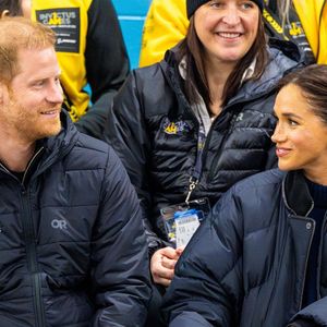 Le prince Harry, duc de Sussex et Meghan Markle, duchesse de Sussex, assistent à un match de basketball en fauteuil lors des "Invictus Games Vancouver Whistler 2025" à Vancouver, le 9 février 2025. Backgrid USA / Bestimage