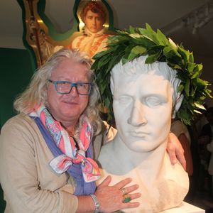 Avec cette dispersion, c’est aussi le rêve d’un musée napoléonien que l'ex-acheteur d'Affaire conclue voit s’éteindre…

Exclusif - Pierre-Jean Chalençon - Exposition de la collection de Pierre-Jean Chalençon pour la vente "Napoléon: Une collection historique" chez Sotheby's à Paris le 19 juin 2025.
© Baldini/Bestimage