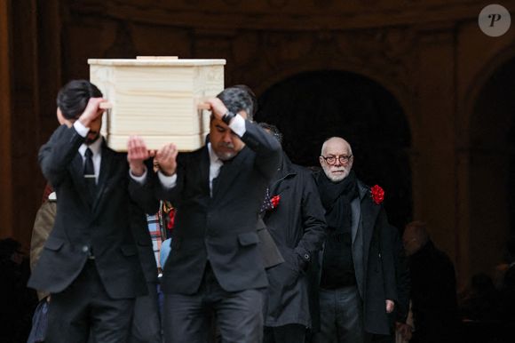 Thomas Stern, le mari de la défunte - Sortie des obsèques de Catherine Laborde en l’église Saint-Roch à Paris, le 6 février 2025. Décédée le 28 janvier 2025 à l'âge de 73 ans, l'ancienne présentatrice météo de TF1 (1988 - 2017) était atteinte de la maladie neurodégénérative à corps de Lewy. 
© Jacovides - Moreau / Bestimage