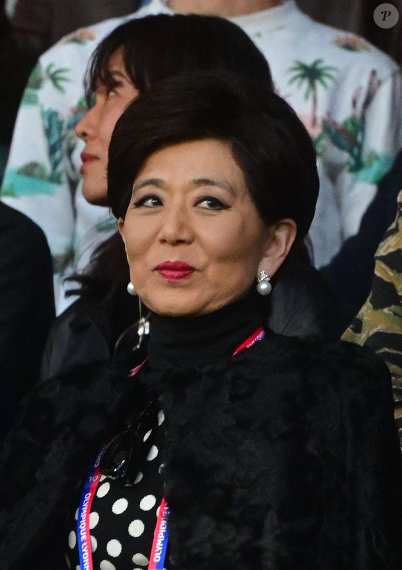 Michele Kang - Célébrités dans les tribunes lors du match de football Ligue 1 McDonald's opposant le Paris Saint-Germain (PSG) à l'Olympique Lyonnais (1-2) au Parc des Princes à Paris le 19 avril 2026. © Christian Liewig/Bestimage