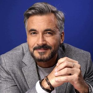 Après avoir officié pendant 36 longues années sur France Télévisions, Olivier Minne quitte le groupe pour rejoindre M6.

Olivier Minne pose lors d'une séance photo à Paris. Photo : VIM/ABACAPRESS.COM