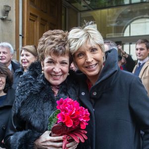 Exclusif  - Catherine Laborde et son amie Evelyne Dheliat, autre miss meteo de TF1 - Catherine Laborde a epouse son compagnon de longue date Thomas Stern, publicitaire, samedi 9 novembre 2013 a la mairie du 2e arrondissement de Paris, en presence de ses amis les plus proches. © Bestimage