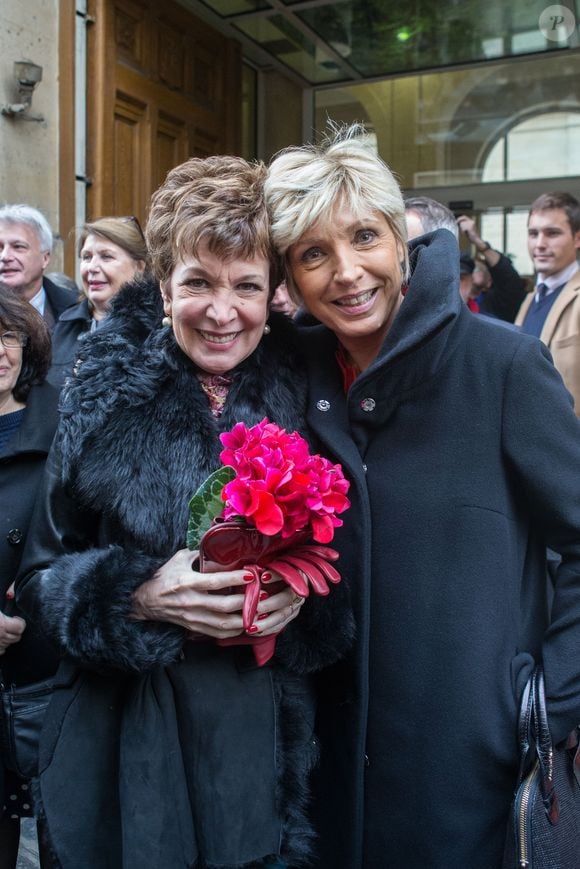 Exclusif  - Catherine Laborde et son amie Evelyne Dheliat, autre miss meteo de TF1 - Catherine Laborde a epouse son compagnon de longue date Thomas Stern, publicitaire, samedi 9 novembre 2013 a la mairie du 2e arrondissement de Paris, en presence de ses amis les plus proches. © Bestimage