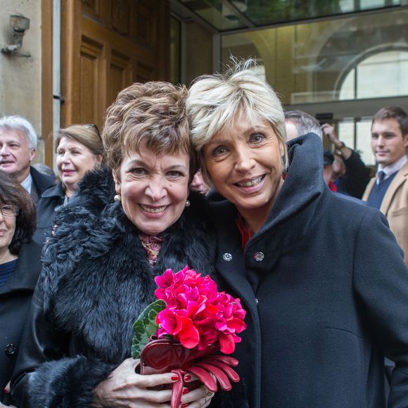 Exclusif  - Catherine Laborde et son amie Evelyne Dheliat, autre miss meteo de TF1 - Catherine Laborde a epouse son compagnon de longue date Thomas Stern, publicitaire, samedi 9 novembre 2013 a la mairie du 2e arrondissement de Paris, en presence de ses amis les plus proches. © Bestimage