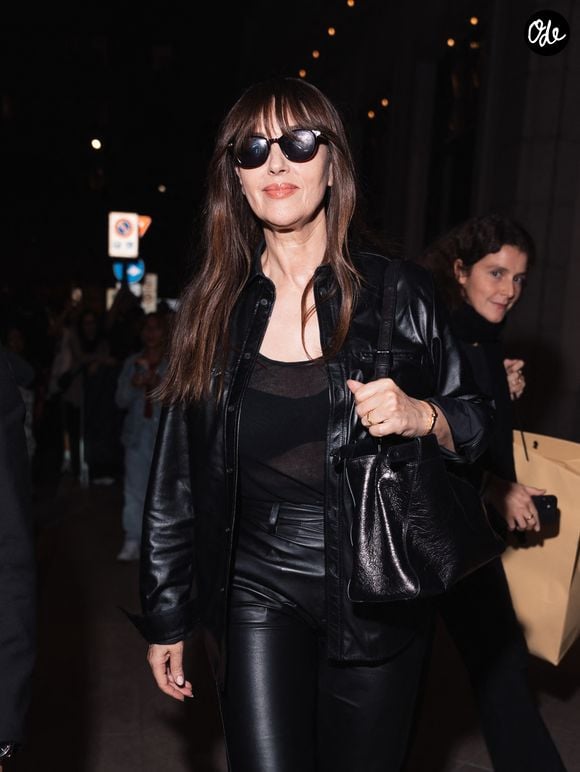 Monica Bellucci à la sortie de son hôtel à Milan pendant la fashion week Collection Prêt-à-Porter Printemps/Eté 2027 (MLFW) le 23 septembre 2026. 

Photo : Agence / Bestimage