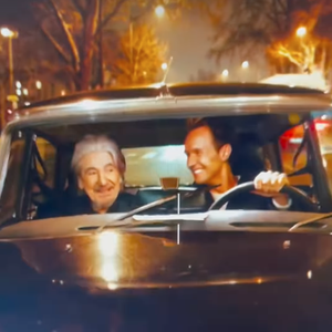 En effet, le musicien a tourné une séquence nocturne avec l'animateur Cyril Féraud pour les besoins de cet évènement

Serge Lama et Cyril Féraud tournent une séquence nocturne pour la prochaine cérémonie des Victoires de la musique.
Crédit : Instagram/cyrilferaud_off