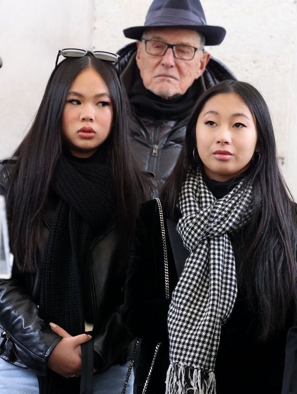 Joy et Jade Hallyday, Jean-Claude Camus lors de l'inauguration d'une plaque commémorative en hommage à Johnny Hallyday devant l'immeuble où le chanteur français a grandi dans le 9ème arrondissement de Paris, France, le 22 décembre 2023. © Dominique Jacovides/Bestimage