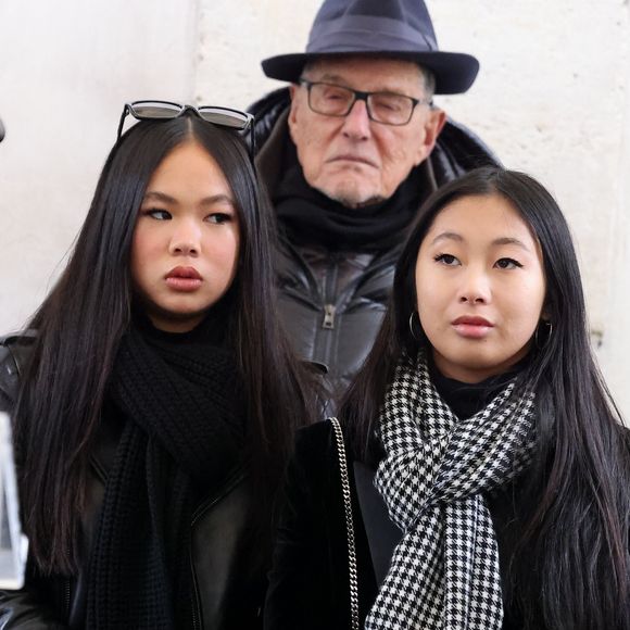 Joy et Jade Hallyday, Jean-Claude Camus lors de l'inauguration d'une plaque commémorative en hommage à Johnny Hallyday devant l'immeuble où le chanteur français a grandi dans le 9ème arrondissement de Paris, France, le 22 décembre 2023. © Dominique Jacovides/Bestimage