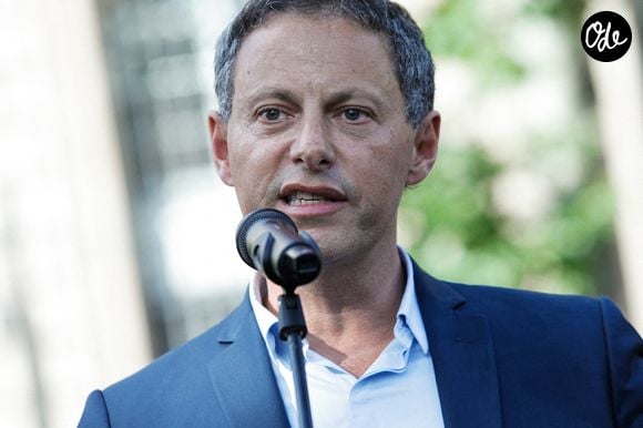 Discours de Marc Olivier Fogiel, directeur général de la chaîne BFM TV. Hommage rendu place de la République au journaliste Frédéric Leclerc-Imhoff, tué en Ukraine, le 10 juin 2022 à Paris, en France. Photo de Christophe Michel / ABACAPRESS.COM
