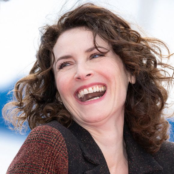 "C’est un rôle de connard ! (Rires) À l’opposé de son comportement au quotidien, lui qui est d’une gentillesse extrême et très respectueux de la gent féminine"

Elsa Lunghini assiste au photocall d'Ici Tout Commence lors du 5e Festival Canneseries, le 2 avril 2022 à Cannes, en France.
Photo de David Niviere/ABACAPRESS.COM