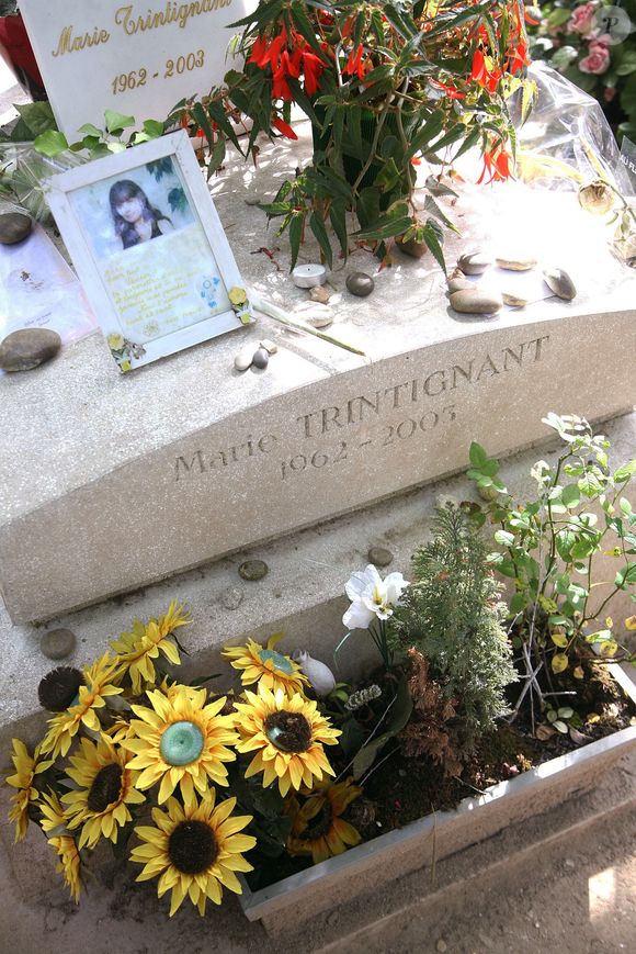 Aujourd'hui, Marie Trintignant repose au Père Lachaise, dans le caveau où a été enterré Alain Corneau, son père adoptif, en 2010. Une ultime demeure loin, très loin de celle de Jean-Louis Trintignant, qui a été inhumé à Nîmes, il y a trois ans de cela. 

La tombe de l'actrice Marie Trintignant au cimetière du Père Lachaise à Paris, France, le 19 juillet 2007. Photo par Denis Guignebourg/ABACAPRESS.COM