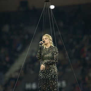 La chanteuse Louane (Louane Emera), représentante de la France au concours de l'Eurovision, interpréte pour la première fois son titre Maman, en hommage à sa mère décédée lorsqu'elle avait 17 ans, devant les 80 000 spectateurs, suspendue sur une plateforme, plusieurs mètres au-dessus de la pelouse et des musiciens, du Stade de France à la mi-temps du match du Tournoi des Six Nations opposant la France à l'Écosse, à Saint-Denis, Seine Saint-Denis, France, le 15 mars 2025. © Cyril Moreau/Bestimage