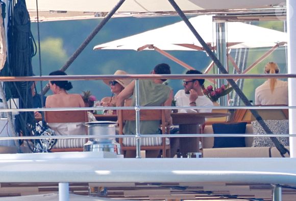 Jeff Bezos et des amis sur le yacht Koru, au large de la Croatie en août 2023 Photo: Sanjin Strukic/PIXSELL