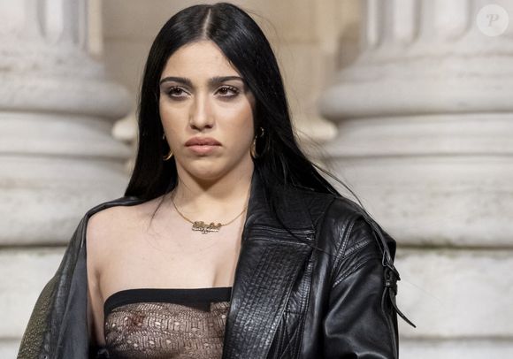 Elle a assisté à la révélation des collections de prêt-à-porter Saint Laurent qui est toujours un événement.

Lourdes Leon au photocall du défilé Saint Laurent  "Collection Masculine Prêt-à-Porter Automne/Hiver" lors de la Fashion Week de Paris (PFW) © Olivier Borde /Bestimage