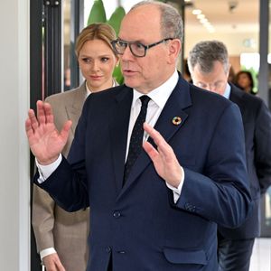 Le prince Albert II de Monaco et la princesse Charlene ont visité en compagnie de M. Thomas Bataglione, l'administrateur et directeur général de la SMEG, le nouveau siège social de la société, installé dans le quartier de Fontvieille à Monaco, le 15 octobre 2025. © Bruno Bebert / Bestimage