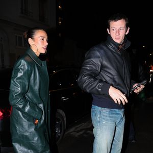 EXCLUSIF Paris, FRANCE Dua Lipa et Callum Turner profitent d'une sortie élégante à Paris avec le jeune frère de Dua. Dua Lipa portait un sac Chanel vert assorti à son manteau en cuir vert.
Crédit : Backgrid USA / Bestimage