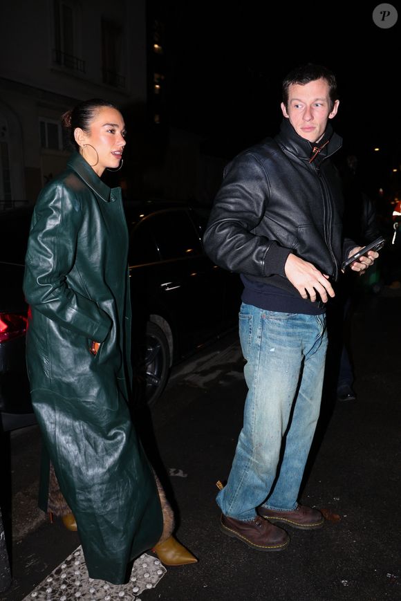 EXCLUSIF Paris, FRANCE Dua Lipa et Callum Turner profitent d'une sortie élégante à Paris avec le jeune frère de Dua. Dua Lipa portait un sac Chanel vert assorti à son manteau en cuir vert.
Crédit : Backgrid USA / Bestimage