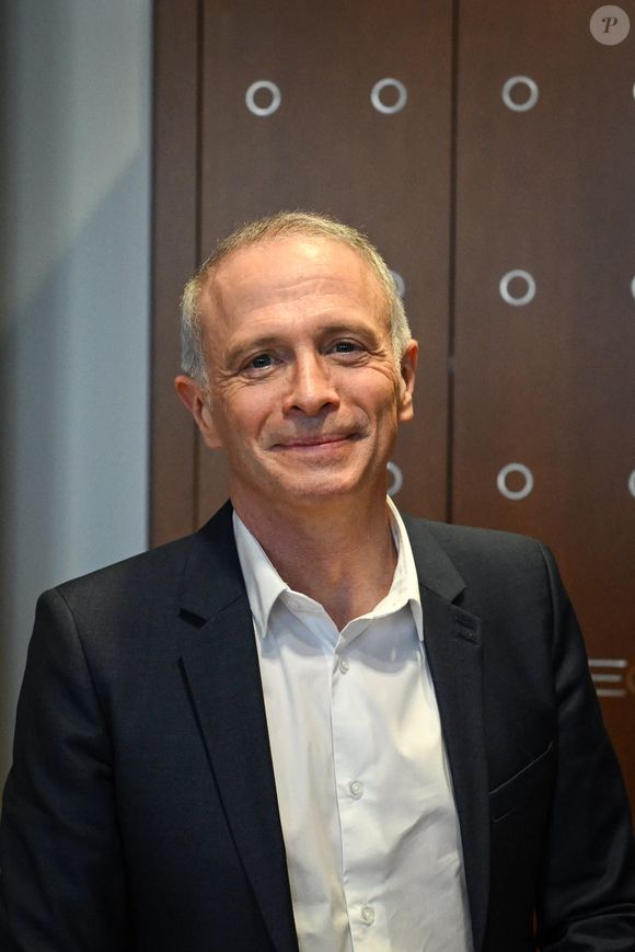 Le présentateur et créateur de contenus Samuel Etienne arrive pour son audition devant la Commission d'enquête sur la neutralité, le fonctionnement et le financement de l'audiovisuel public à l'Assemblée nationale française à Paris le 24 février 2026. Photo by Firas Abdullah/ABACAPRESS.COM