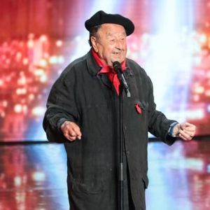 En 2020, à 88 ans, Pierre Coville avait fait rire jury et public en interprétant une chanson humoristique sur M6.

Pierre Coville sur la scène de "La France a un incroyable talent"

Copyright : M6