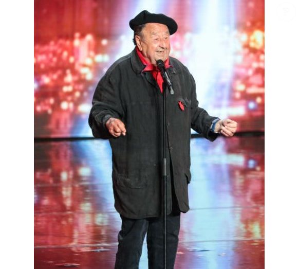 En 2020, à 88 ans, Pierre Coville avait fait rire jury et public en interprétant une chanson humoristique sur M6.

Pierre Coville sur la scène de "La France a un incroyable talent"

Copyright : M6