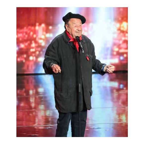 En 2020, à 88 ans, Pierre Coville avait fait rire jury et public en interprétant une chanson humoristique sur M6.

Pierre Coville sur la scène de "La France a un incroyable talent"

Copyright : M6