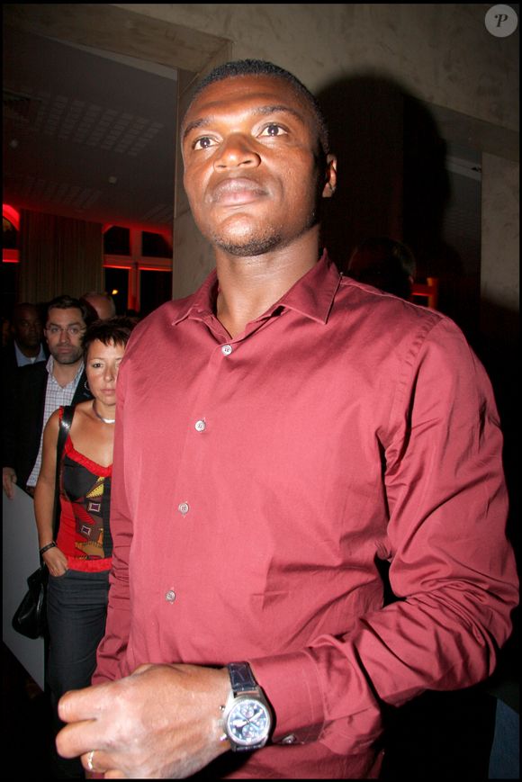 "Jamais je n'aurais imaginé ça de lui, car ce n'est pas l'un des joueurs 'fêtards' à qui l'on pense spontanément ! Il avait plus des allures de gendre idéal...", a-t-il précisé sans donner le nom du concerné.

Marcel Desailly - Les champions du monde 98 font la fête à l'Etoile