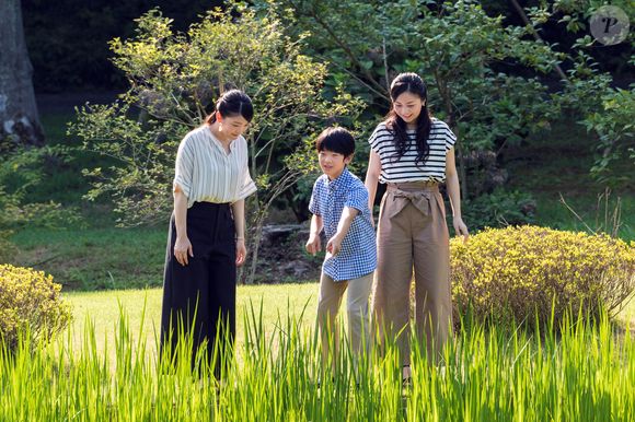 Le prince japonais Hisahito avec ses soeurs pour ses 12 ans. Photo : Imperial Household Agency of Japan via Bestimage