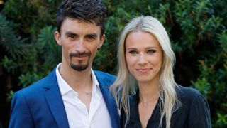 Sac Eastpak et gilet Marc Jacobs : Nino, le fils de Marion Rousse et Julian Alaphilippe, très looké pour sa rentrée