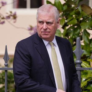 S'il n'a cessé de nier les accusations, il avait fini par trouver un accord de plusieurs millions de dollars avec Virginia Giuffre, évitant ainsi un procès.

Le duc d'York quitte les lieux après avoir assisté à l'office des matines de Pâques à la chapelle St George au château de Windsor, Berkshire. UK, le dimanche 20 avril 2025. Photo by Kirsty Wigglesworth/PA Wire/ABACAPRESS.COM