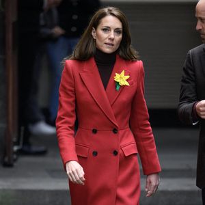 La Duchesse de Cambridge a été aperçue avec un bonnet avec un pompon en fourrure.

Le Prince de Galles et la Princesse de Galles visitent le marché de Pontypridd pour rencontrer les propriétaires d'entreprises locales et avoir l'occasion de préparer des gâteaux gallois.  26 février 2025. Photo par Doug Peters/EMPICS/ABACAPRESS.COM
