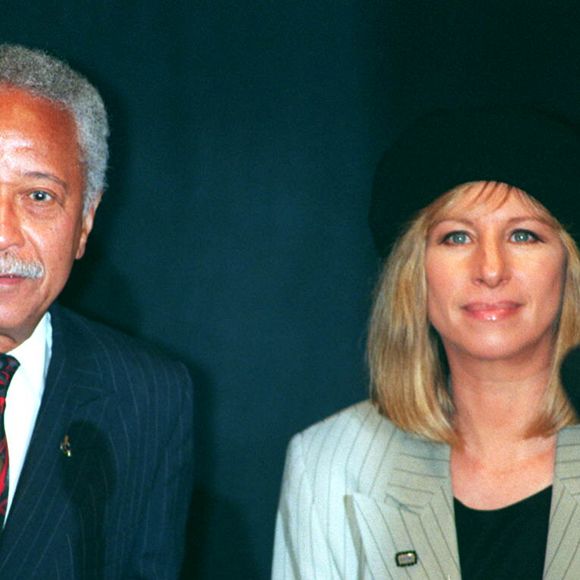 Barbra Streisand  et David Dinkins à New-York - 1993 (AGENCE / BESTIMAGE).