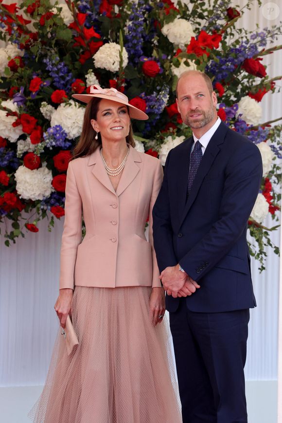 Le roi Charles III d'Angleterre, Camilla Parker Bowles, reine consort d'Angleterre, le prince William, prince de Galles, et Catherine (Kate) Middleton, princesse de Galles, accueillent le couple présidentiel français le président Emmanuel Macron et sa femme la Première Dame Brigitte Macron sur Datchet road à Windsor, Royaume Uni, le 8 juillet 2025. À l'invitation de Leurs Majestés le roi et la reined'Angleterre, le président français et sa femme effectueront une visite d'État au Royaume-Uni du 8 au 10 juillet 2025. Le président et la Première Dame se rendent au Royaume-Uni pour la première fois en visite d'État française depuis 17 ans. Ils séjourneront au château de Windsor, accueillis par le roi et la reine d'Angleterre, et un banquet y sera organisé en leur honneur. Les Macron visiteront l'Imperial College, et le président s'adressera au Parlement pendant son séjour. © Dominique Jacovides/Bestimage
