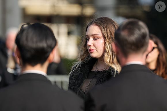 Milla Savarese, la fille de la défunte à la sortie des obsèques d'Emilie Dequenne au cimetière Père Lachaise à Paris, France, le 26 mars 2025. © Cyril Moreau/Bestimage