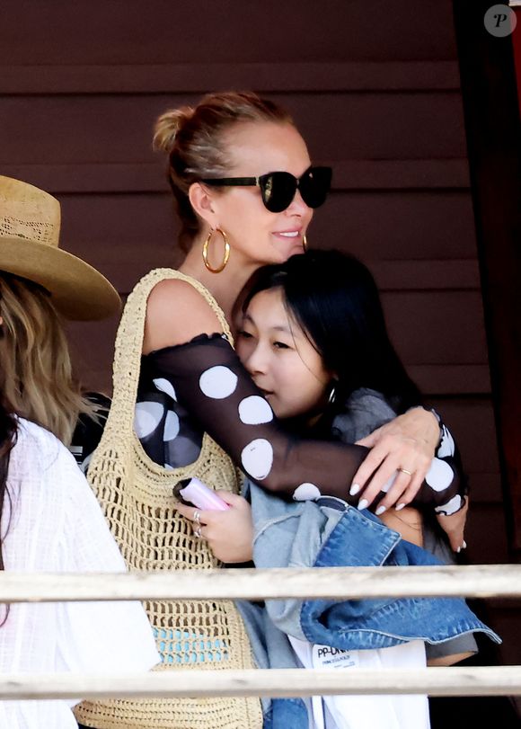 Exclusif - Laeticia Hallyday accompagnée de son compagnon Frédéric Suant et de sa fille Joy sont aller accueillir Jade à l'aéroport de Saint-Barthélemy-Rémy-de-Haenen où tout le monde se retrouve pour le 50ème anniversaire de Laeticia, à Saint-Jean, Saint-Barthélémy, Antilles françaises, France, le 15 mars 2025. DOMINIQUE JACOVIDES / BESTIMAGE