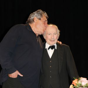 Jean-Pierre Castaldi, Popeck - Anniversaire surprise de Popeck à l'occasion de ses 90 ans sur la scène du théâtre de Passy à Paris le 18 mai 2025. © Coadic Guirec/Bestimage