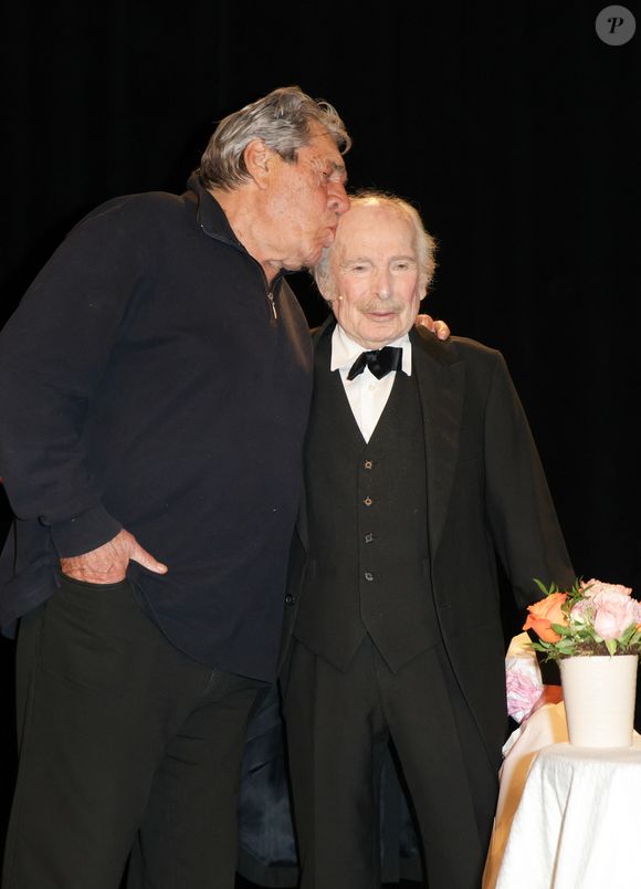 Jean-Pierre Castaldi, Popeck - Anniversaire surprise de Popeck à l'occasion de ses 90 ans sur la scène du théâtre de Passy à Paris le 18 mai 2025. © Coadic Guirec/Bestimage