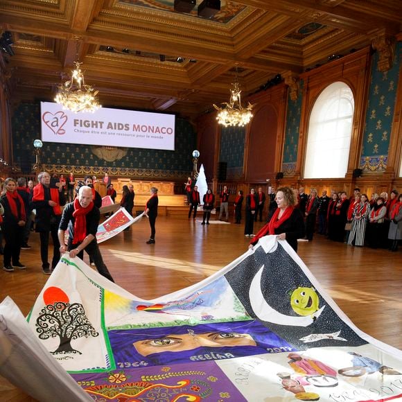 La princesse Stéphanie de Monaco et sa fille Camille Gottlieb assistent au déploiement des courtepointes à l'occasion de la journée mondiale de lutte contre le SIDA avec Fight Aids Monaco au musée océanographique de Monaco le 1er décembre 2025. @Jean-François Ottonello / Nice Matin / Bestimage