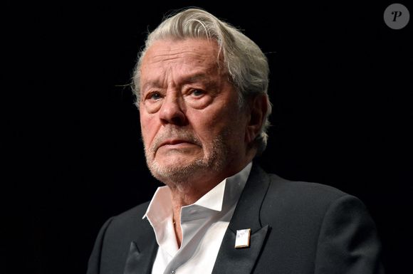 Alain Delon accepte la Palme d'Or d'Honneur avec sa fille Anouchka Delon lors du photocall de la Palme d'Honneur pendant le 72e Festival de Cannes annuel le 19 mai 2019 à Cannes, France. © Lionel Hahn/ABACAPRESS.COM
