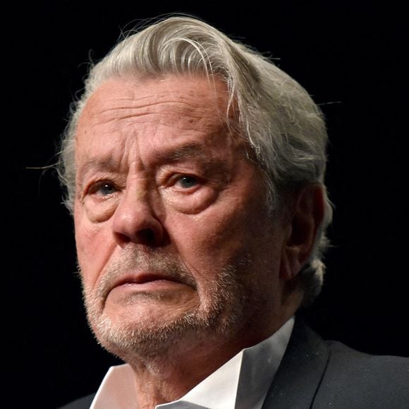 Alain Delon accepte la Palme d'Or d'Honneur avec sa fille Anouchka Delon lors du photocall de la Palme d'Honneur pendant le 72e Festival de Cannes annuel le 19 mai 2019 à Cannes, France. © Lionel Hahn/ABACAPRESS.COM