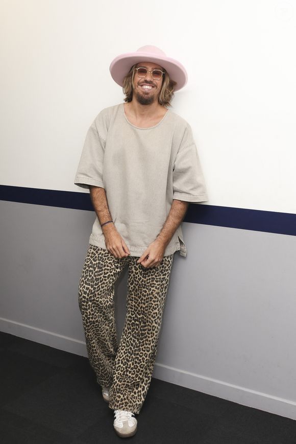 Exclusif - Yann Muller, en backstage de l'enregistrement de l'émission On Connait La Chanson Années 90, présentée par L.Boccolini et diffusée le 19 mai 2026 sur W9, à Paris, France, le 8 avril 2026. © Jack Tribeca/Bestimage