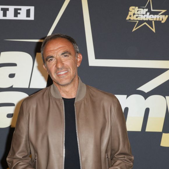 perpétuant ainsi la tradition du programme présenté par Nikos Aliagas. 

Níkos Aliagas - Photocall de la soirée de lancement de la 13ème saison de la "Star Academy" au cinéma Le Grand Rex à Paris. La Star Academy 2025 sera diffusé à partir du 18 octobre 2025 sur TF1.

© Guirec Coadic/Bestimage
