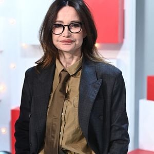 Cette période a duré jusqu’à ses 25 ans et a affecté son image et son rapport au corps.

Evelyne Bouix - Enregistrement de l'émission "Vivement Dimanche" au Studio Gabriel à Paris, présentée par M.Drucker et diffusée le 5 mai sur France 3. Le 29 avril 2024
© Guillaume Gaffiot / Bestimage