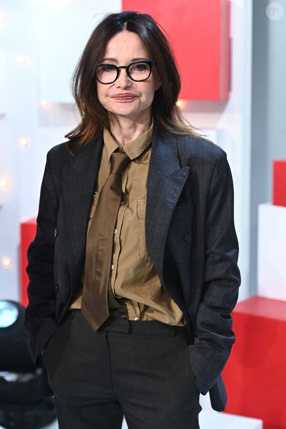 Cette période a duré jusqu’à ses 25 ans et a affecté son image et son rapport au corps.

Evelyne Bouix - Enregistrement de l'émission "Vivement Dimanche" au Studio Gabriel à Paris, présentée par M.Drucker et diffusée le 5 mai sur France 3. Le 29 avril 2024
© Guillaume Gaffiot / Bestimage