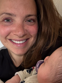 Le bébé d'une finaliste de Koh-Lanta touché par une dystrophie limitant ses mouvements : "Elle doit porter un harnais spécial"