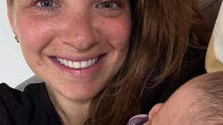 Le bébé d'une finaliste de Koh-Lanta touché par une dystrophie limitant ses mouvements : "Elle doit porter un harnais spécial"