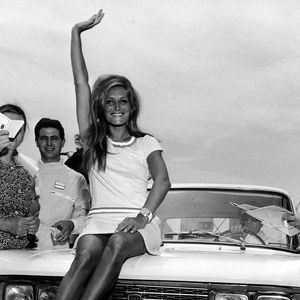 La populaire Dalida salut la foule le 15-06-1968, à Cantagiro, Italie. Crédit LaPresse/Abaca