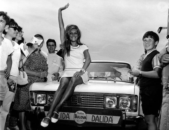 La populaire Dalida salut la foule le 15-06-1968, à Cantagiro, Italie. Crédit LaPresse/Abaca