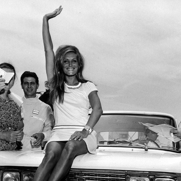 La populaire Dalida salut la foule le 15-06-1968, à Cantagiro, Italie. Crédit LaPresse/Abaca