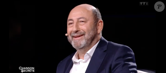 Décontenancé par cette apparition inattendue, l’acteur de Bienvenue chez les Ch’tis écarquille les yeux avant d’éclater de rire, sous le regard complice de l’ancienne acolyte de Pierre Palmade. 

"La Chanson secrète" : Kad Merad était l'invité de l'émission avec Michèle Laroque le 26 décembre 2025 TF1